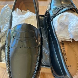 Never worn! Sz 8 1/2 M Johnston & Murphy Penny loafer. Black